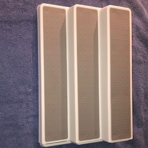 Expandable cabinet shelf.